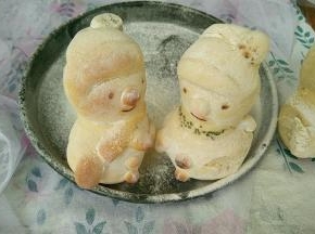 最后用巧克力隔水融化，画出娃娃的眼睛，再用点苹果皮剪出嘴巴，沾上去就可以了。
虽然做的不是特别像，不过儿子一眼就能看出来是圣诞娃娃，证明也不错了。