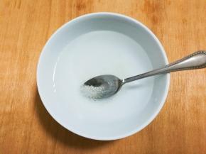 砂糖放入温水融化