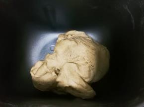 面包机搅拌15分钟成湿润的面团静置十分钟