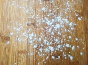 案板撒少许面粉