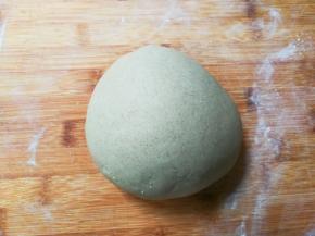 取出面团揉均匀成光滑的面团