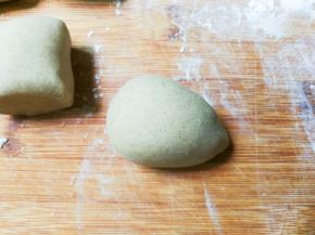 取一块面团揉均匀，搓成一天稍微尖