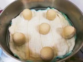 放入蒸锅醒发四十分钟五左右，看到表面湿润，发酵两倍大就可以蒸