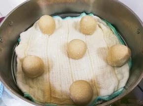 放入蒸锅醒发四十分钟五左右，看到表面湿润，发酵两倍大就可以蒸