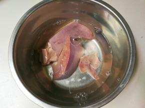 冲洗干净，切成小块，清水浸泡半小时中途换一次水