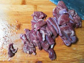 洗净切去筋膜，切成薄片
