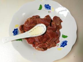 放入盘中，放一勺料酒