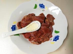 放入盘中，放一勺料酒