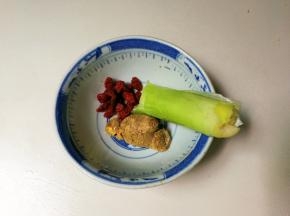 枸杞，大葱，姜洗净