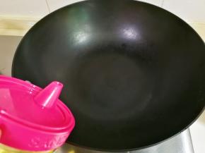 热锅倒入适量食用油