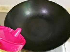 热锅倒入适量食用油