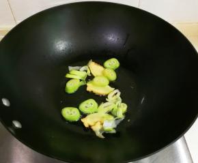 放入大葱姜片煎出香味
