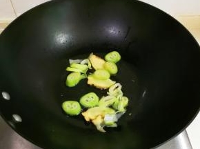 放入大葱姜片煎出香味