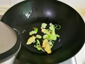 放入适量水烧开