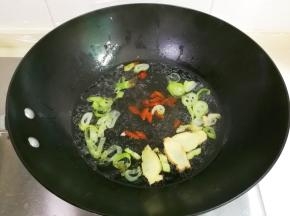 放入枸杞