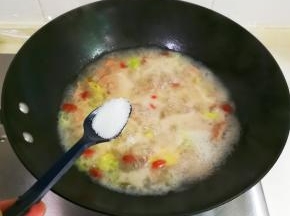 放入一小勺盐