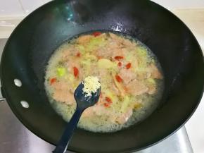 关火放入少许鸡精