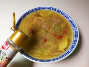 盛入汤碗，撒少许白胡椒粉