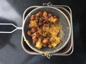 过滤出枇杷的核和皮。