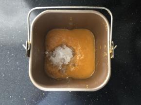 倒入捣碎的冰糖。 