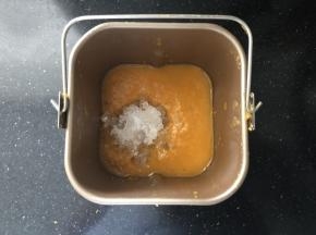 倒入捣碎的冰糖。 
