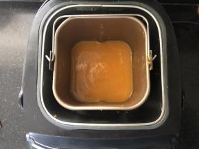 得到细腻的枇杷肉糊。