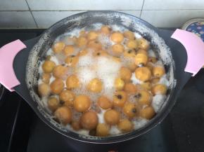 然后转小火煮至枇杷果熟透。