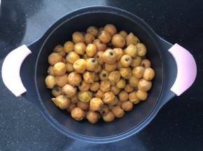 倒出煮水，再用清水冲洗干净后控干水份。