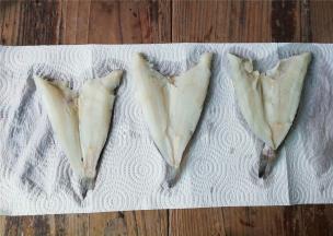 首先把冰鱼洗净用厨房纸吸干，分割成两片备用