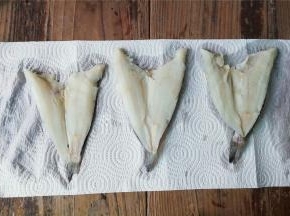 首先把冰鱼洗净用厨房纸吸干，分割成两片备用