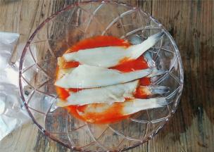 把冰鱼片放入腌制半小时，均匀按摩下