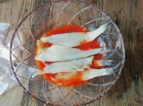 把冰鱼片放入腌制半小时，均匀按摩下