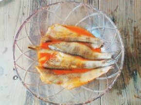 期间翻动下鱼片按摩下，让腌料更好渗入