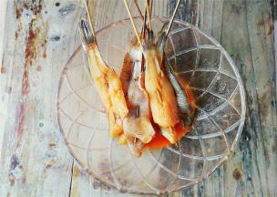 把竹签洗净，开始串插冰鱼片，串好后在腌料里再浸泡片刻