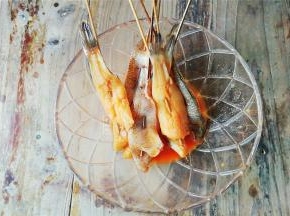 把竹签洗净，开始串插冰鱼片，串好后在腌料里再浸泡片刻