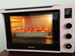 烤箱预热200度，把烤盘放入中下层，上下管烤制25分钟