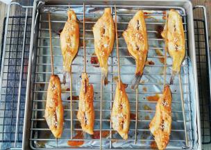 烤制完成后，再次给鱼串刷上蜂蜜水，撒上熟芝麻即可食用