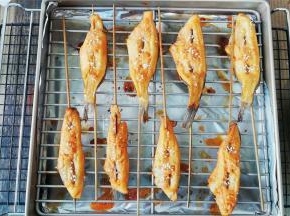 烤制完成后，再次给鱼串刷上蜂蜜水，撒上熟芝麻即可食用