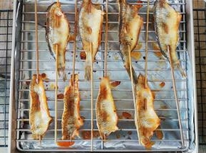 烤制15分钟后，把烤盘拿出来刷上蜂蜜水（蜂蜜+温水融化）再烤制五分钟把鱼翻面也刷上蜂蜜水继续烤制