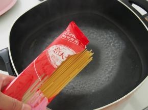 锅内放入适量水，按照一升水一勺盐的比例，放入适量的盐。烧开后加入意面，不时搅动