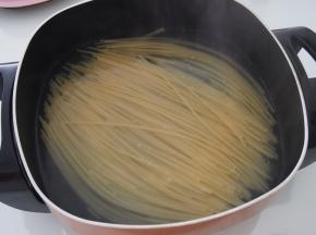 大概煮10~15分钟意面熟透就好啦，捞出来意面放到一旁备用。