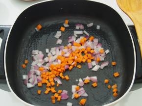 加入胡萝卜丁翻炒