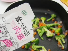 我把意面分成了两份，一份是将肉酱和蔬菜翻炒了一下加入意面，这样酱会较为均匀的裹住意面和蔬菜，另一份直接浇在意面上，可以根据自己的喜好随意哦~