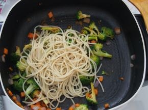 意面这样充分跟酱汁混合均匀即可。