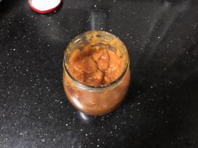 放凉后装入消过毒的玻璃容器中，盖好盖子放入冰箱冷藏保存。