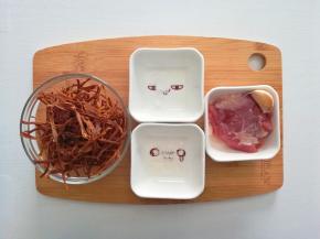 食材准备：笋干25克、猪肉45克、蒜瓣1瓣、盐少许、糖少许