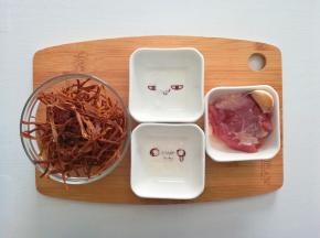 食材准备：笋干25克、猪肉45克、蒜瓣1瓣、盐少许、糖少许