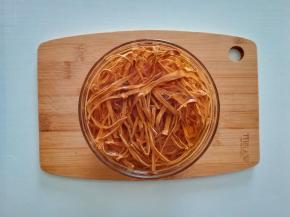 将笋干用清水清洗一篇后，再用清水浸泡30分钟，捞出沥干水分备用