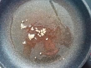 起锅倒入适量的植物油，加入蒜蓉爆香