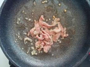 再放入腌制好的肉片翻炒至断生